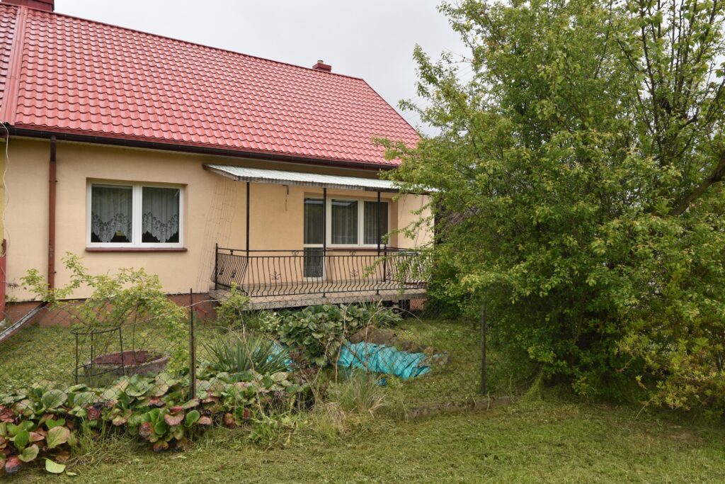Dom szeregowy z poddaszem i piękną działką - zdjęcie 1