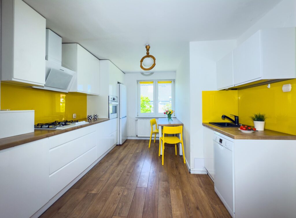 Klimatyczne 2-pokojowe mieszkanie na Zatorzu - zdjęcie 1