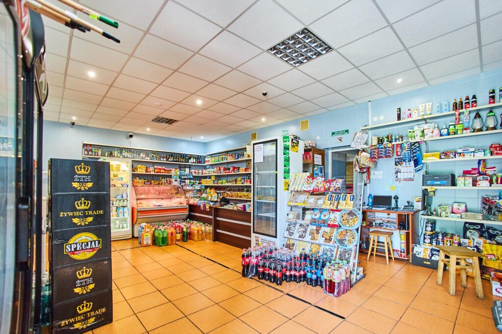 Sklep spożywczy przy głównej drodze w Rozkoszówce. - zdjęcie 3
