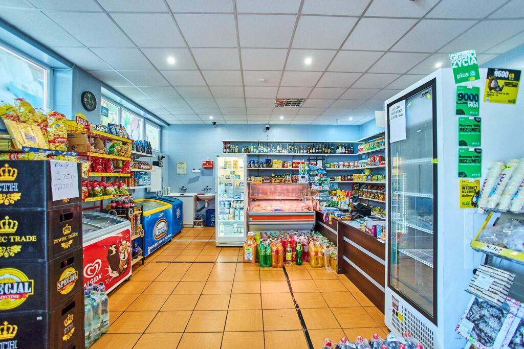 Sklep spożywczy przy głównej drodze w Rozkoszówce. - zdjęcie 4