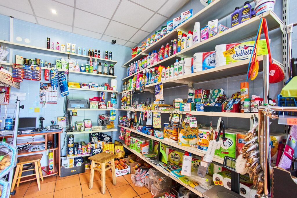 Sklep spożywczy przy głównej drodze w Rozkoszówce. - zdjęcie 5