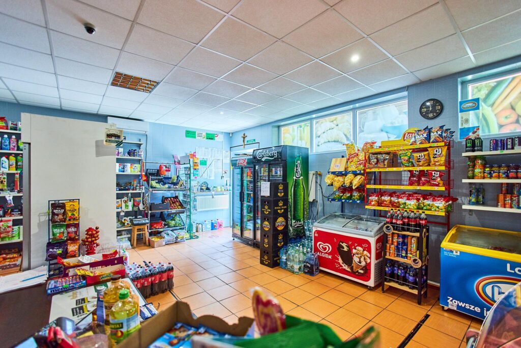 Sklep spożywczy przy głównej drodze w Rozkoszówce. - zdjęcie 6