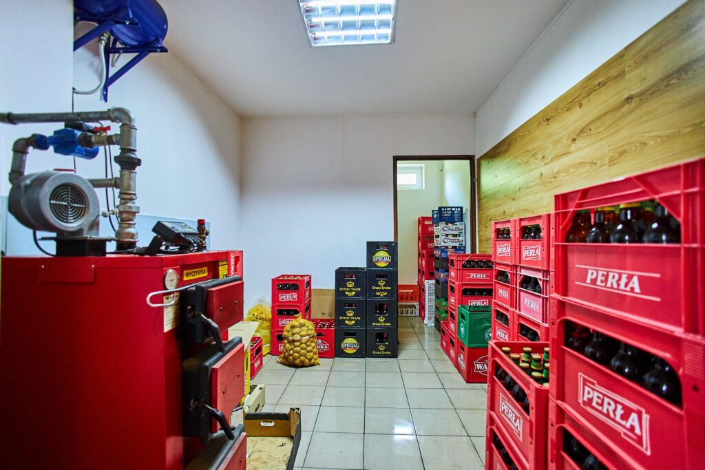 Sklep spożywczy przy głównej drodze w Rozkoszówce. - zdjęcie 7