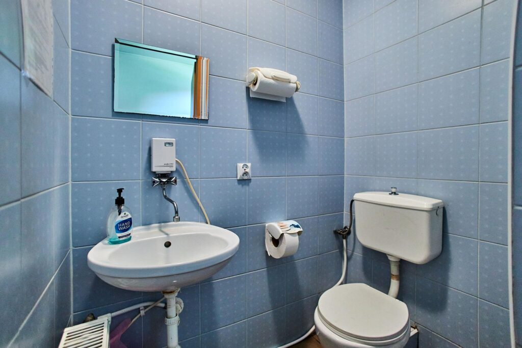 Sklep spożywczy przy głównej drodze w Rozkoszówce. - zdjęcie 9