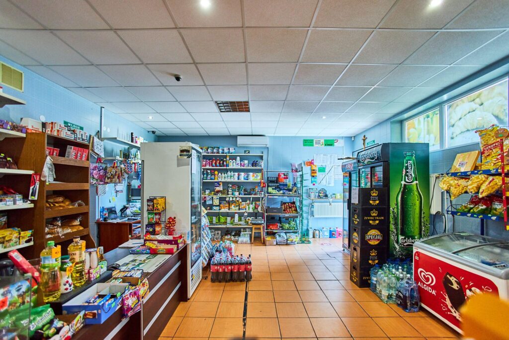 Sklep spożywczy przy głównej drodze w Rozkoszówce. - zdjęcie 10