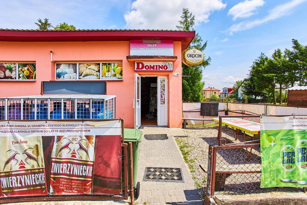 Sklep spożywczy przy głównej drodze w Rozkoszówce. - zdjęcie 2