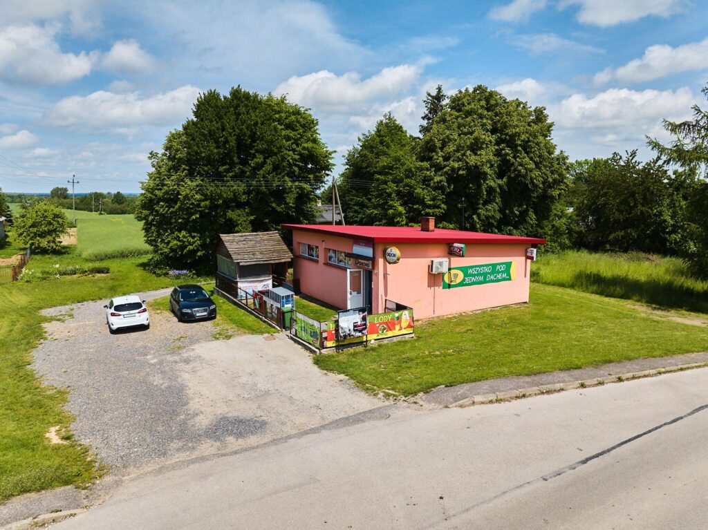 Sklep spożywczy przy głównej drodze w Rozkoszówce. - zdjęcie 14