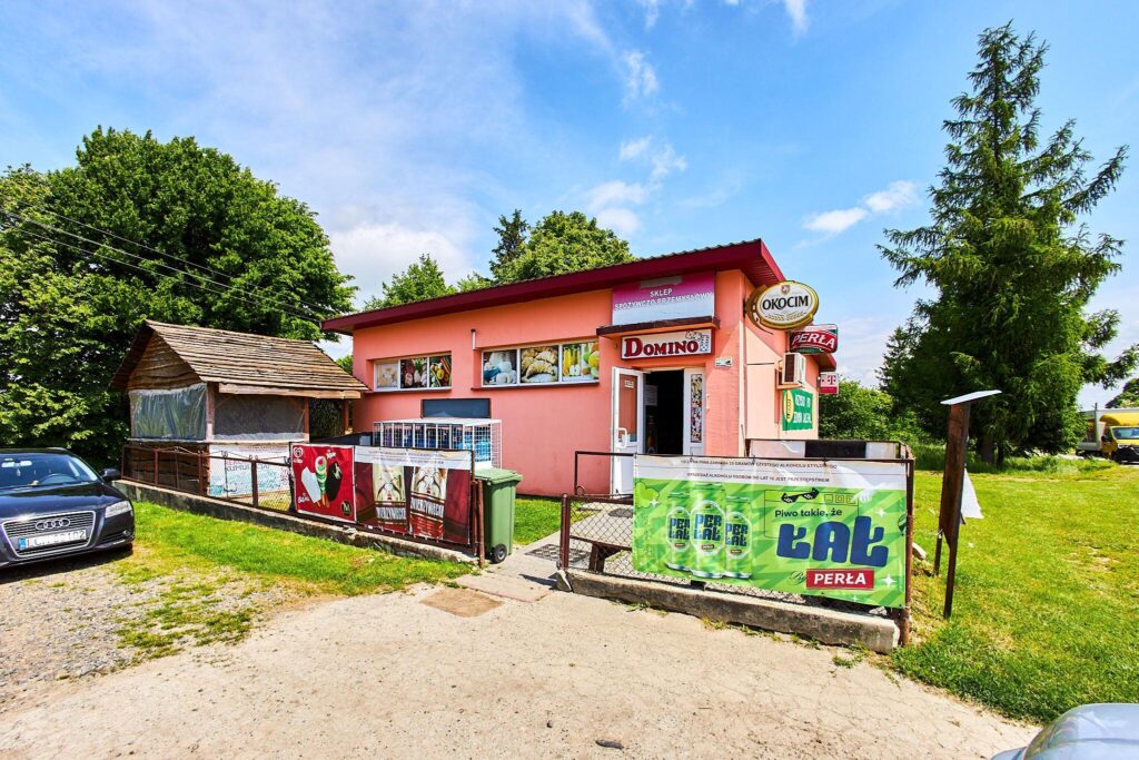 Sklep spożywczy przy głównej drodze w Rozkoszówce. - zdjęcie 1