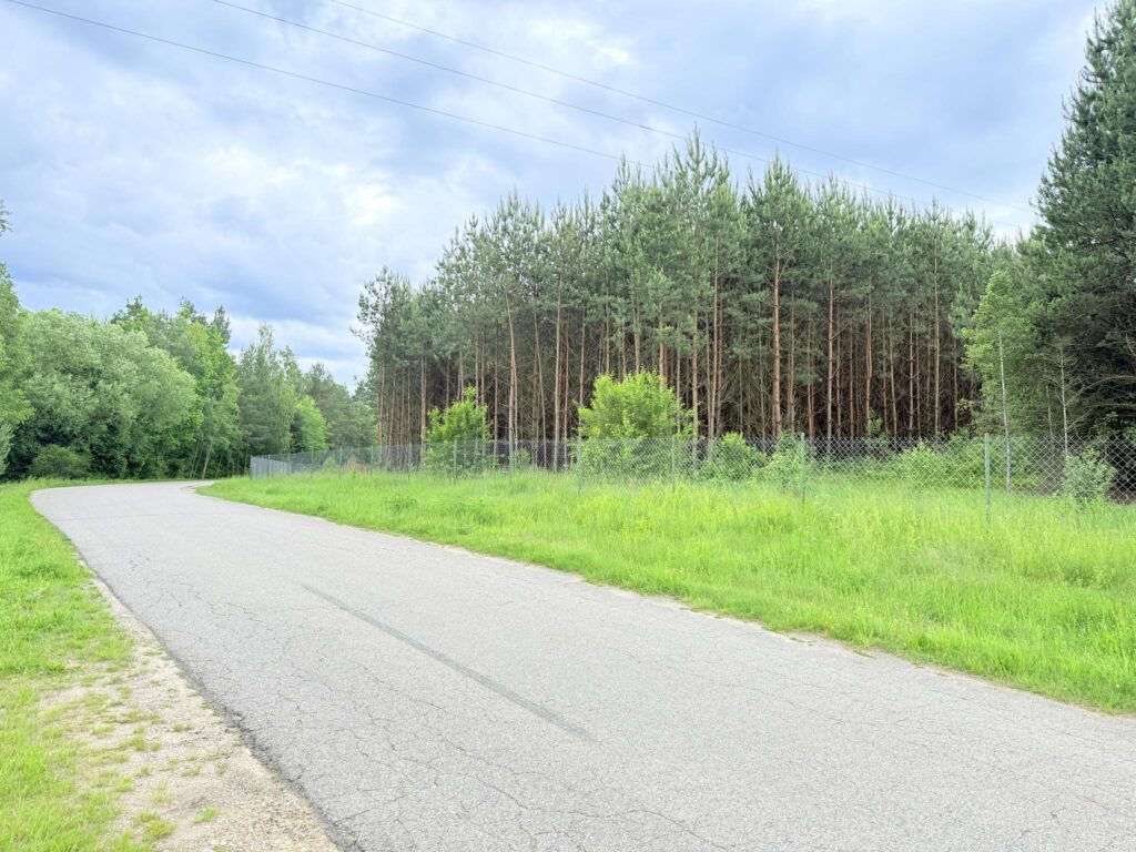 Działka z przeznaczeniem budowlanym - 1077mkw. - zdjęcie 2