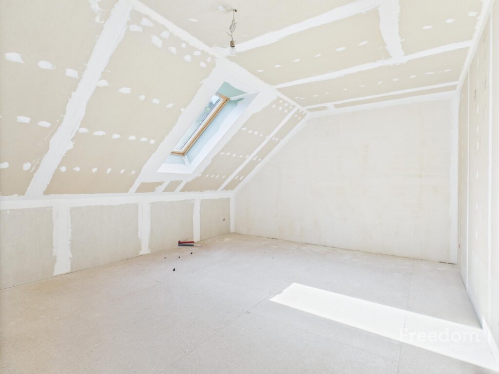 Dom wolnostojący z działką 2214 m2 - zdjęcie 6