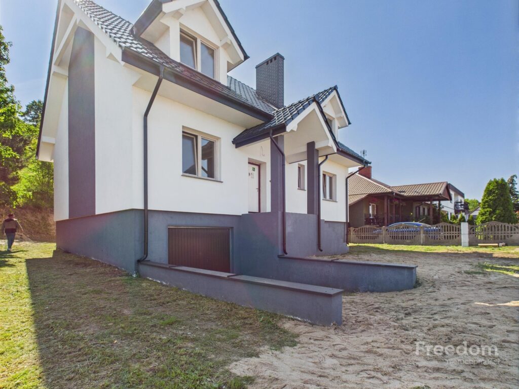 Dom wolnostojący z działką 2214 m2 - zdjęcie 4