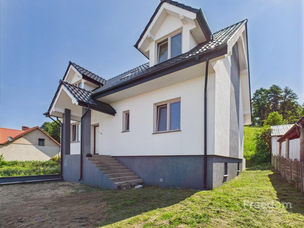 Dom wolnostojący z działką 2214 m2 - zdjęcie 1
