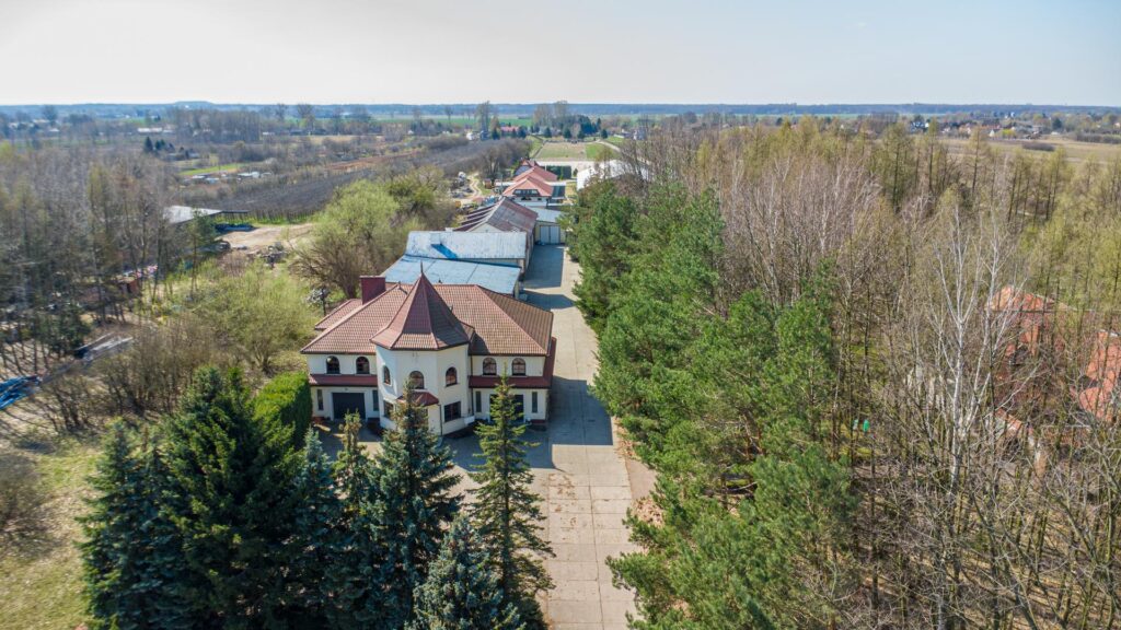 Hale magazynowo -produkcyjne z budynkiem biurowym - zdjęcie 1