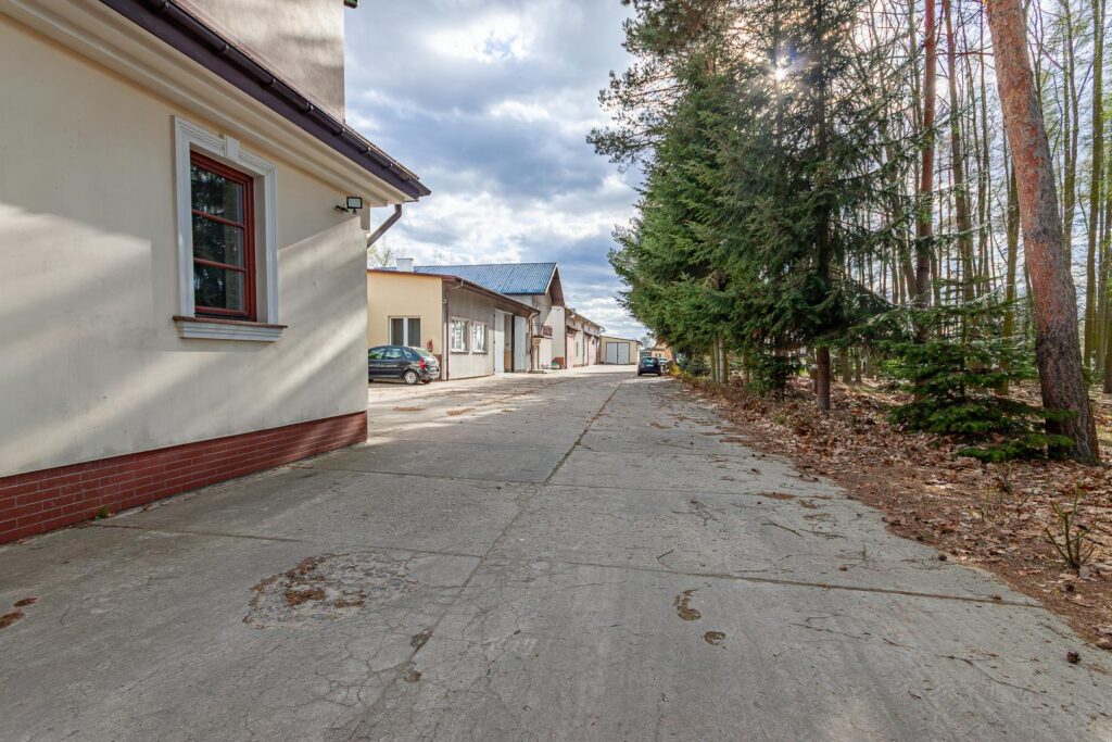 Hale magazynowo -produkcyjne z budynkiem biurowym - zdjęcie 13