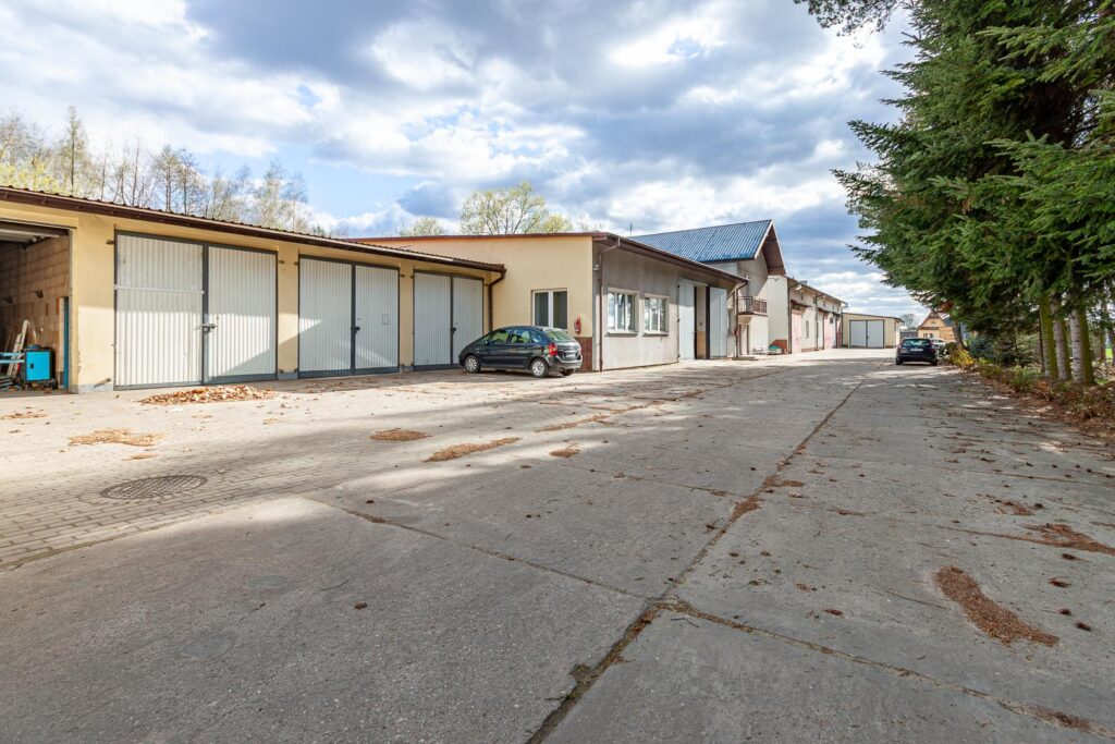 Hale magazynowo -produkcyjne z budynkiem biurowym - zdjęcie 11