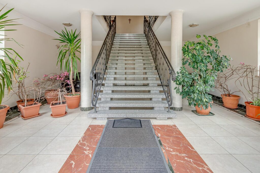 Hale magazynowo -produkcyjne z budynkiem biurowym - zdjęcie 15