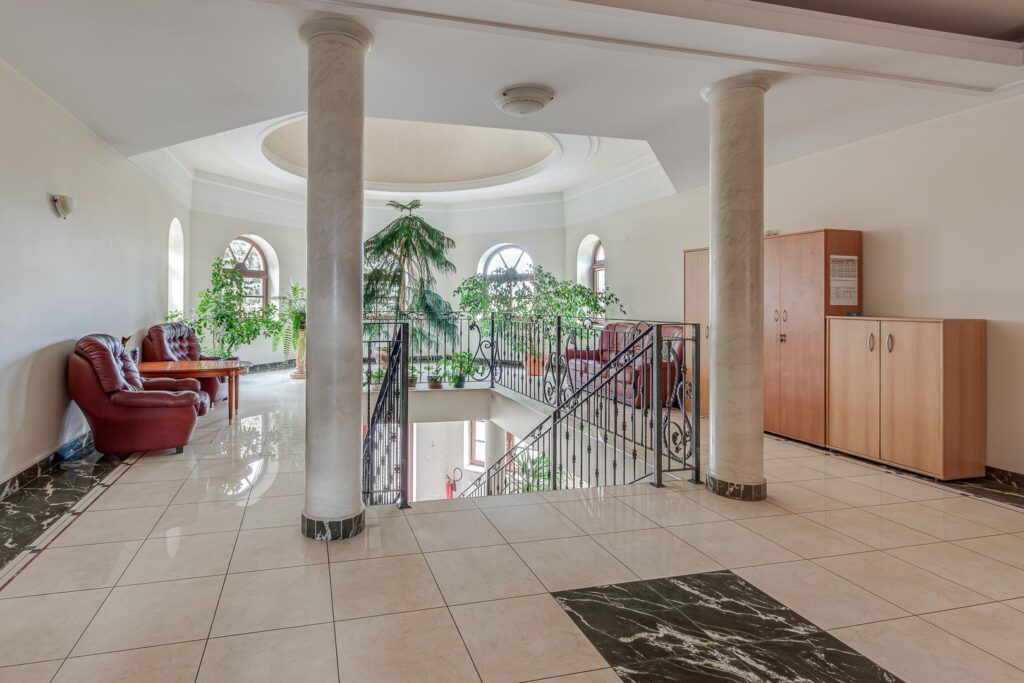 Hale magazynowo -produkcyjne z budynkiem biurowym - zdjęcie 16