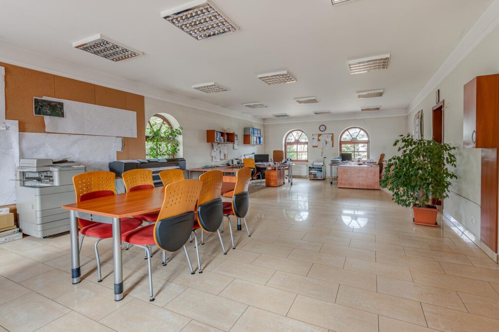 Hale magazynowo -produkcyjne z budynkiem biurowym - zdjęcie 17