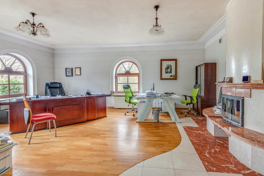 Hale magazynowo -produkcyjne z budynkiem biurowym - zdjęcie 18