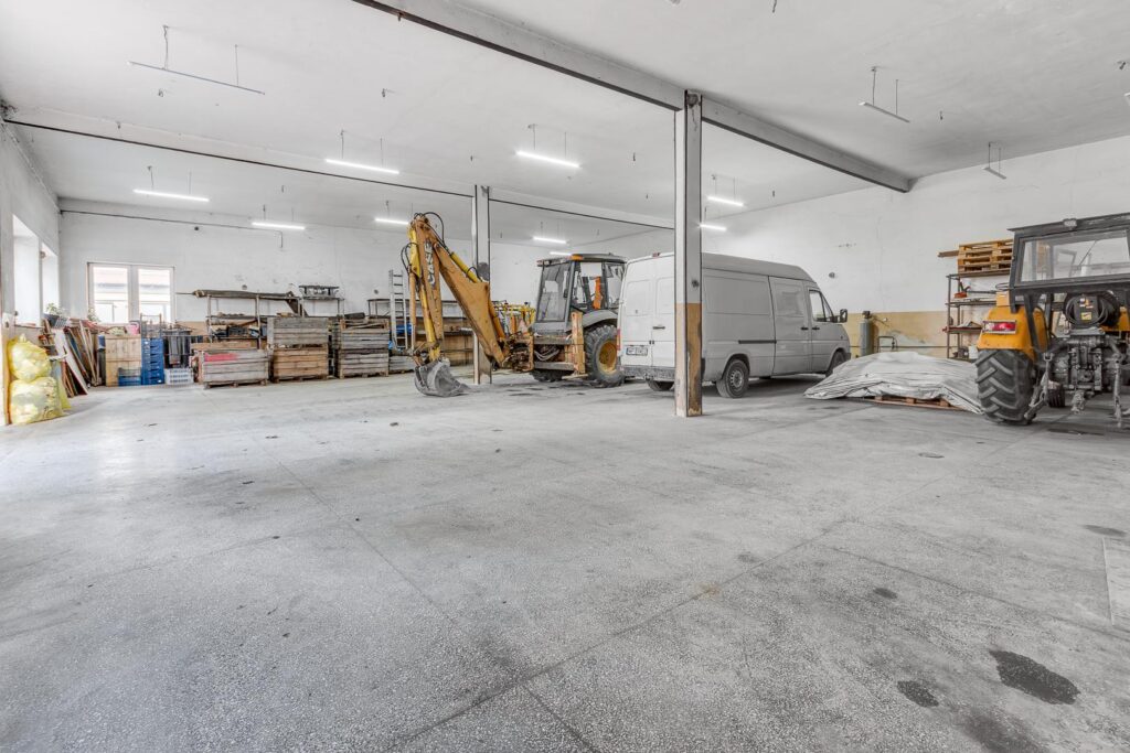 Hale magazynowo -produkcyjne z budynkiem biurowym - zdjęcie 14