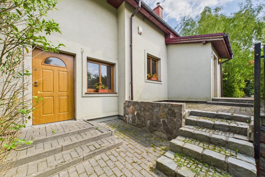 Dom 120m2 z dużą działką, ogrodem i garażem. - zdjęcie 3