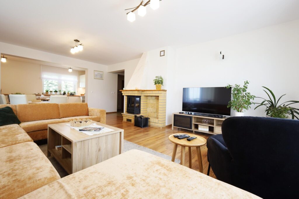 Duży zadbany dom z własnym lasem i stawem - zdjęcie 4