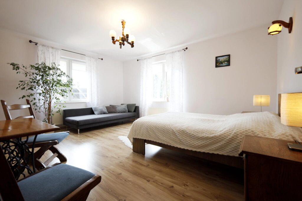 Duży zadbany dom z własnym lasem i stawem - zdjęcie 7