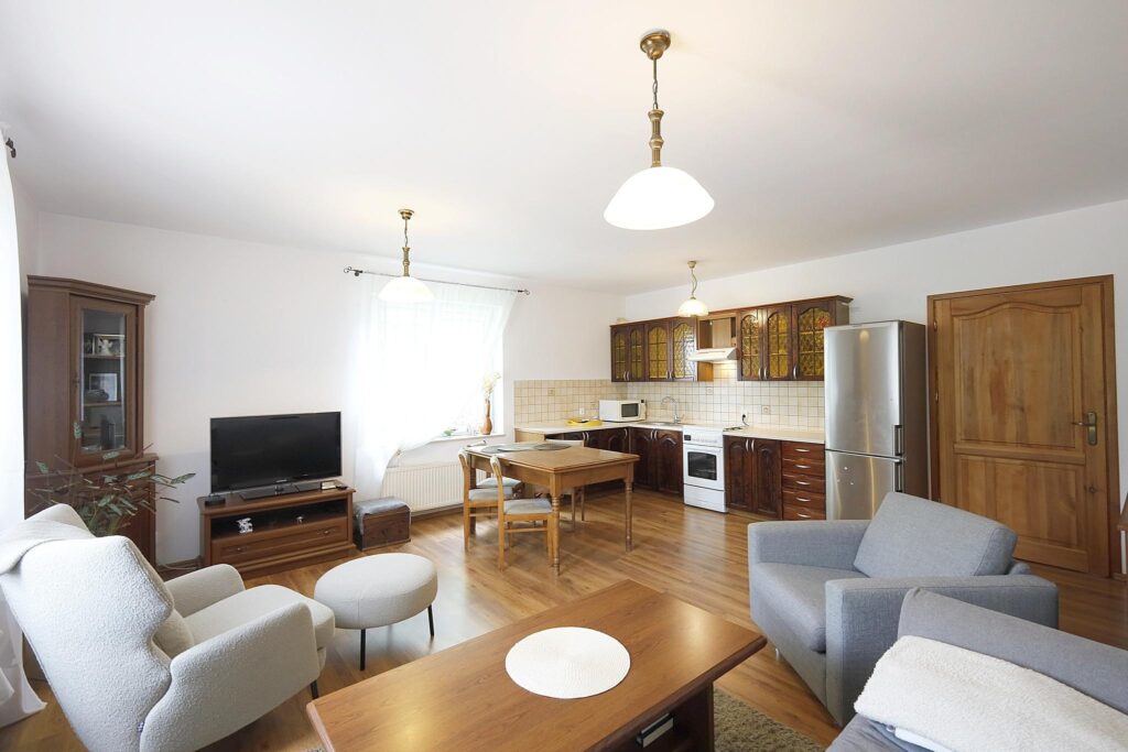 Duży zadbany dom z własnym lasem i stawem - zdjęcie 10