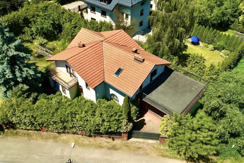 Rodzinny dom z dużą działką w spokojnej okolicy - zdjęcie 2