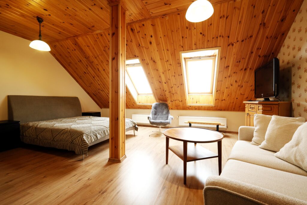 Duży zadbany dom z własnym lasem i stawem - zdjęcie 12