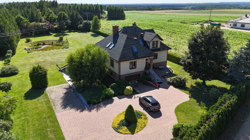 Duży zadbany dom z własnym lasem i stawem - zdjęcie 17