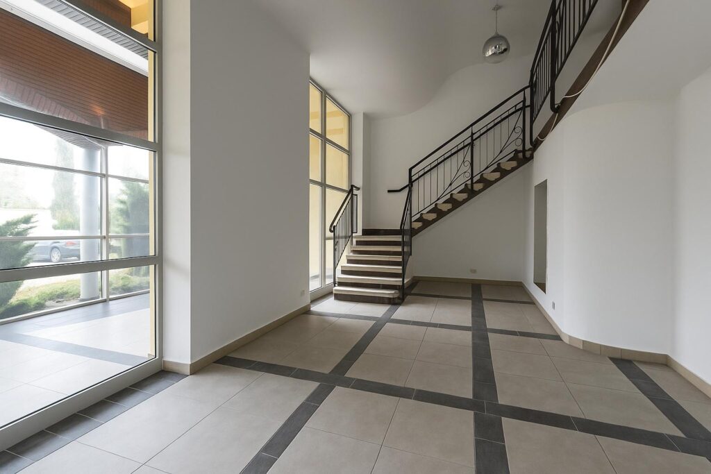 Kompleks magazynowo-biurowy w centrum miasta - zdjęcie 13