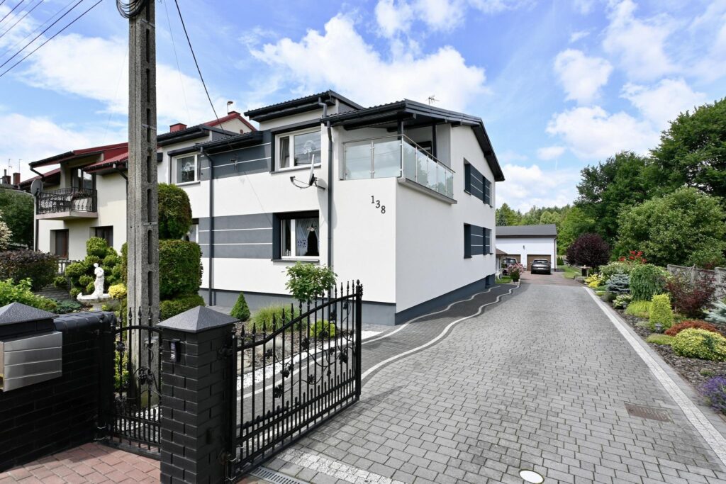 Dwa piękne domy na urokliwej działce - zdjęcie 1