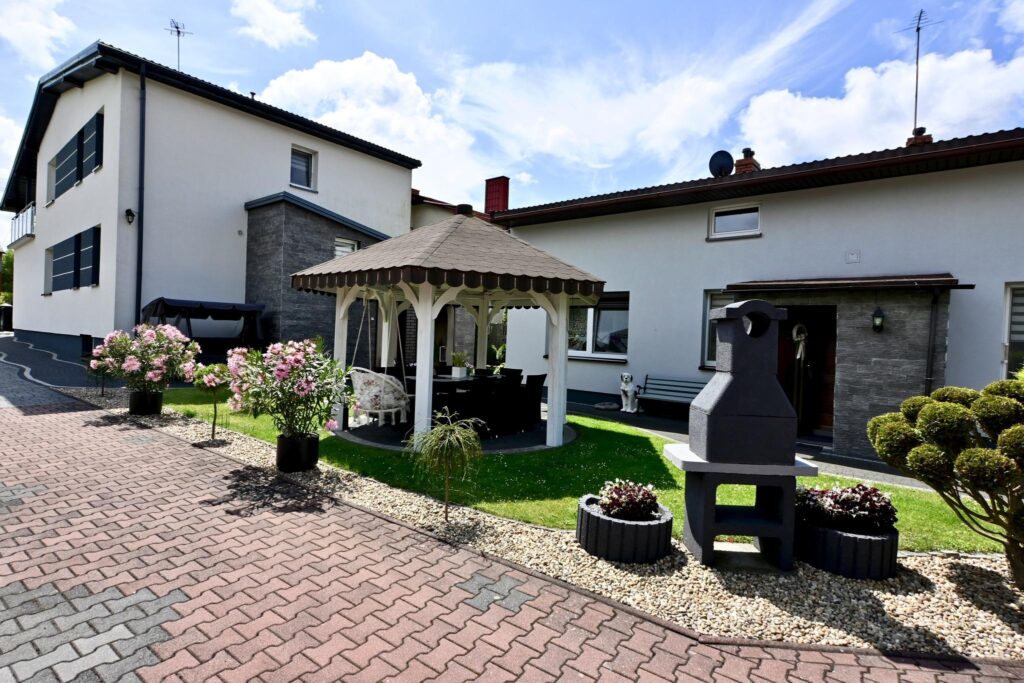 Dwa piękne domy na urokliwej działce - zdjęcie 2