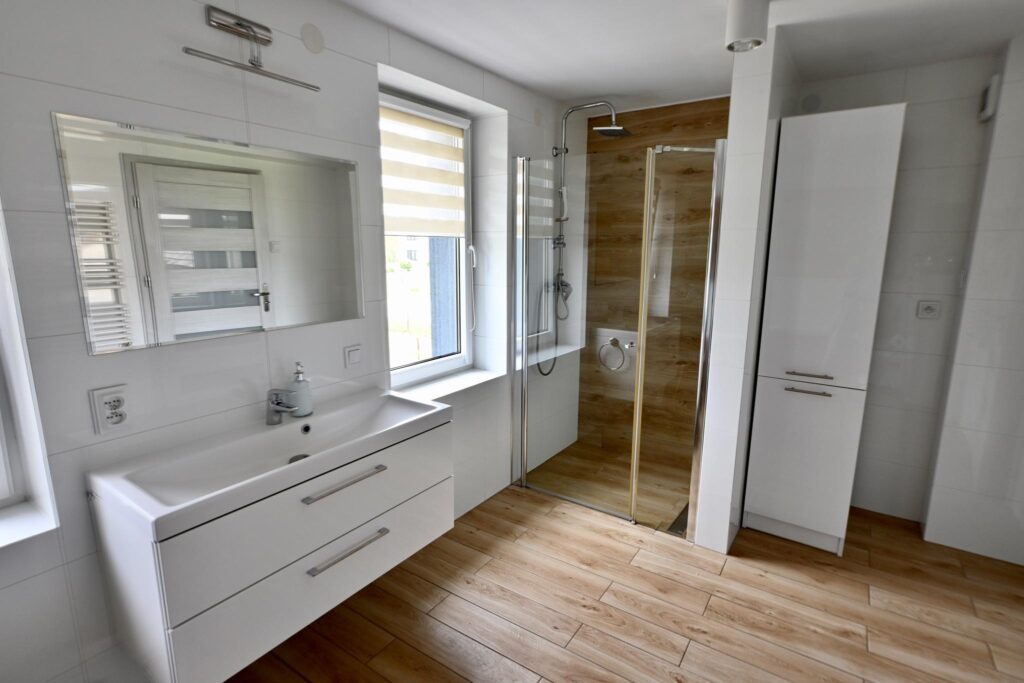 Dwa piękne domy na urokliwej działce - zdjęcie 11