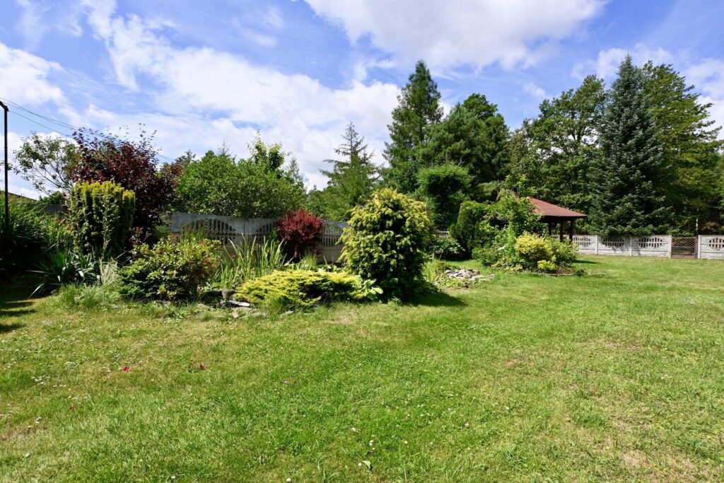 Dwa piękne domy na urokliwej działce - zdjęcie 5