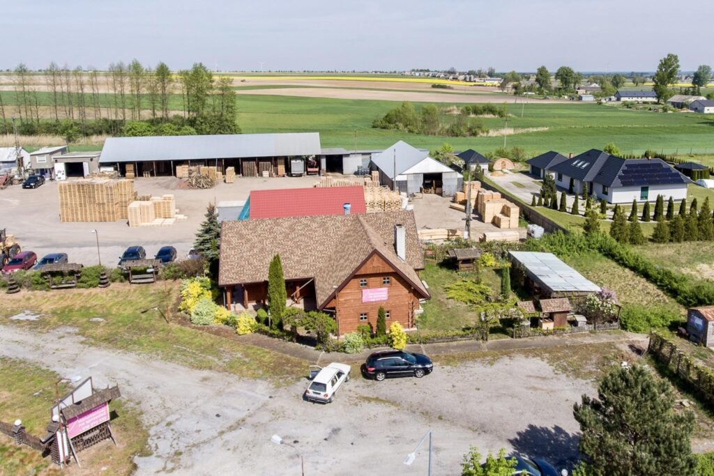 Działka zabudowana budynkiem drewnianym - zdjęcie 7