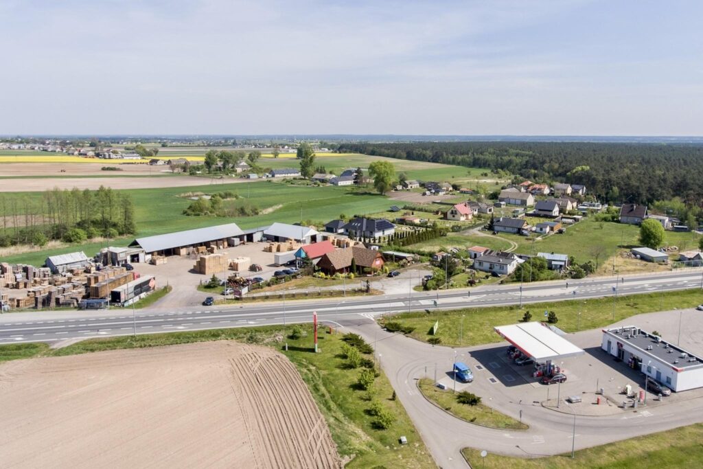 Działka zabudowana budynkiem drewnianym - zdjęcie 14