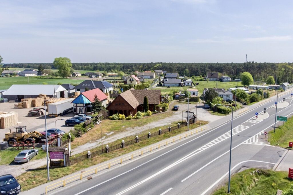 Działka zabudowana budynkiem drewnianym - zdjęcie 15