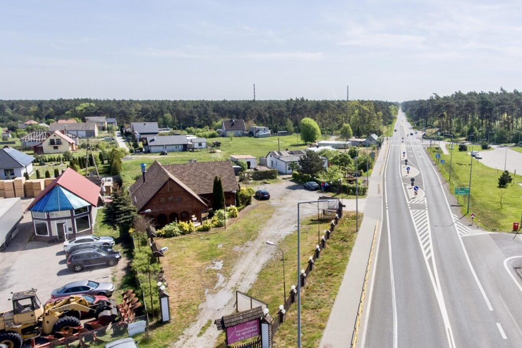 Działka zabudowana budynkiem drewnianym - zdjęcie 1