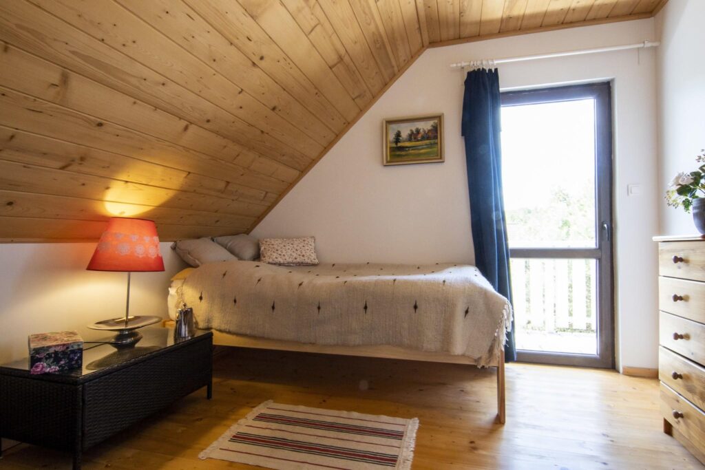Uroczy dom w otoczeniu przyrody, blisko jeziora - zdjęcie 26