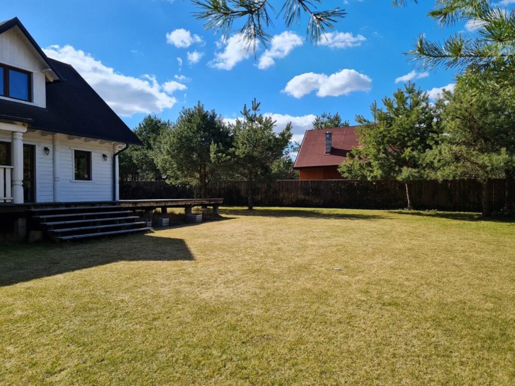 Uroczy dom w otoczeniu przyrody, blisko jeziora - zdjęcie 35