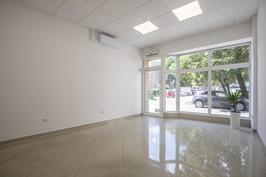 Świeżo wyremontowany lokal 40,5m² w centrum Brzegu - zdjęcie 1