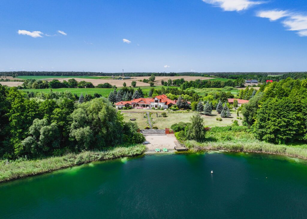 Rezydencja z linią brzegową jeziora Powidzkiego - zdjęcie 1