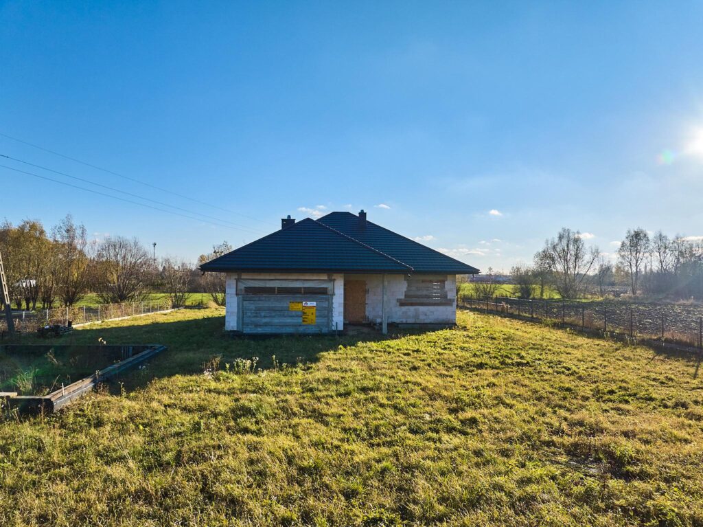 Dom parterowy do wykończenia w Brzeźnie - zdjęcie 4