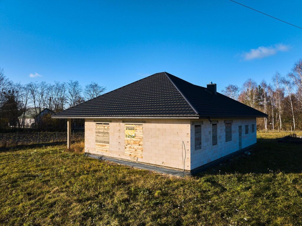 Dom parterowy do wykończenia w Brzeźnie - zdjęcie 9