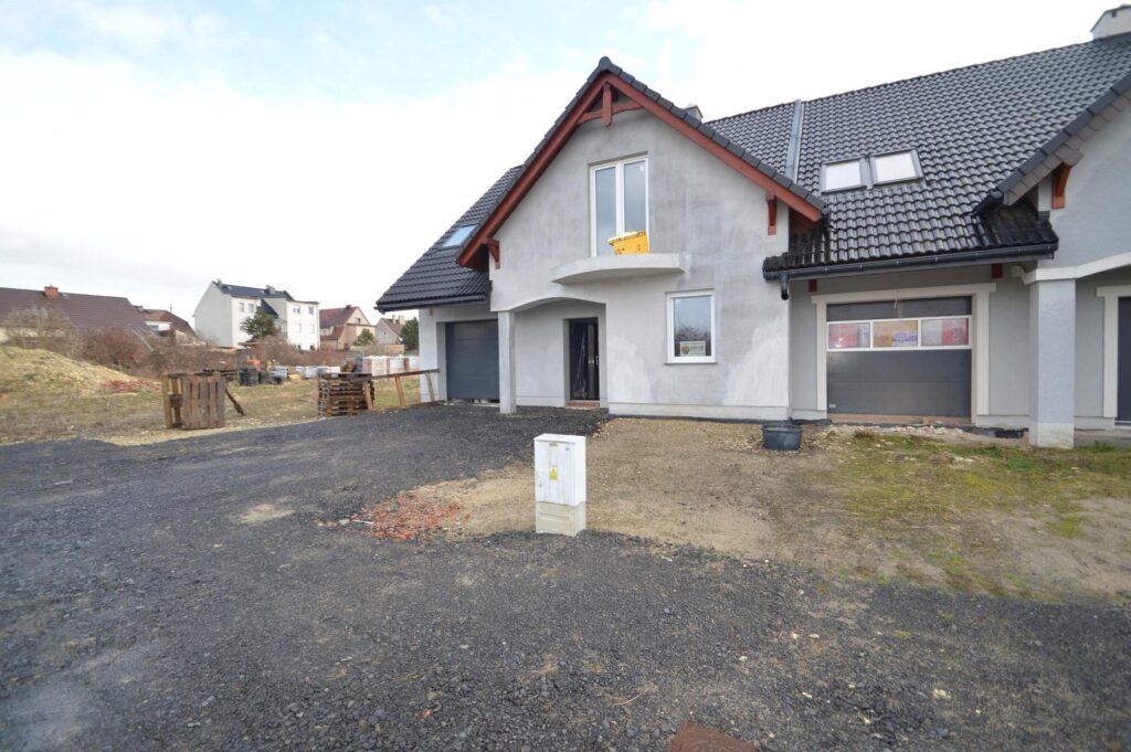 Dom w zabudowie szeregowej  154,5m2  + garaż - zdjęcie 1