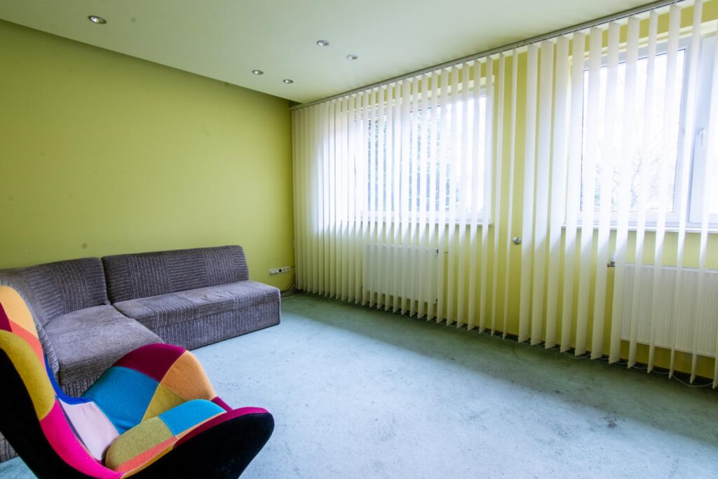 Hala produkcyjna z magazynem, biurami oraz działką - zdjęcie 79