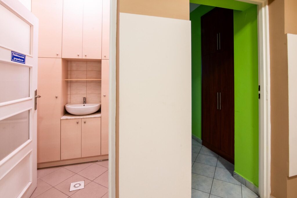 Hala produkcyjna z magazynem, biurami oraz działką - zdjęcie 80