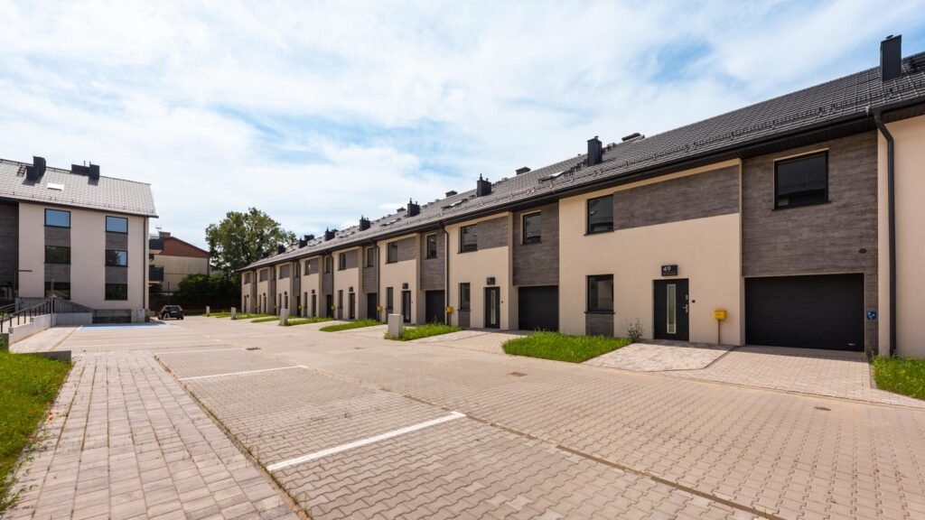 Nowe domy w zabudowie szeregowej w Pruszczu. - zdjęcie 5